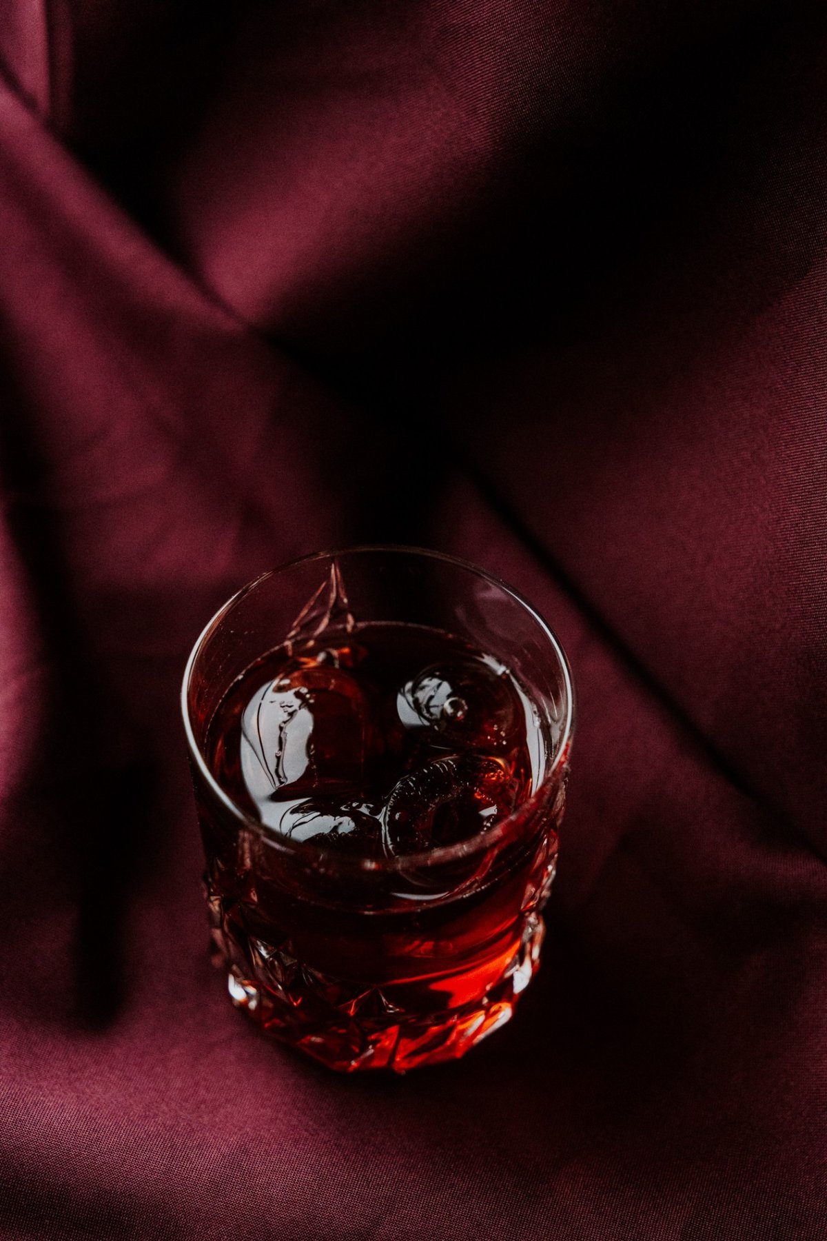 licht groen drankje op een donkere groene achtergrond, afgewerkt met limoen en verveine