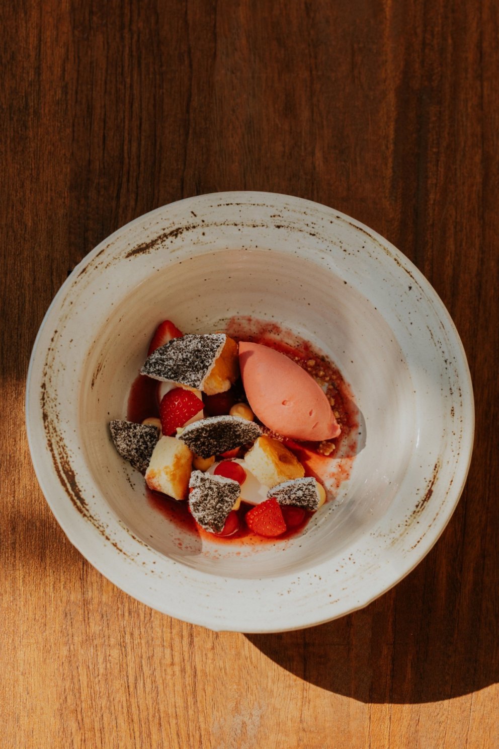 een vegetarisch gerecht, geserveerd op een diep zwartbord met een diep groene achtergrond